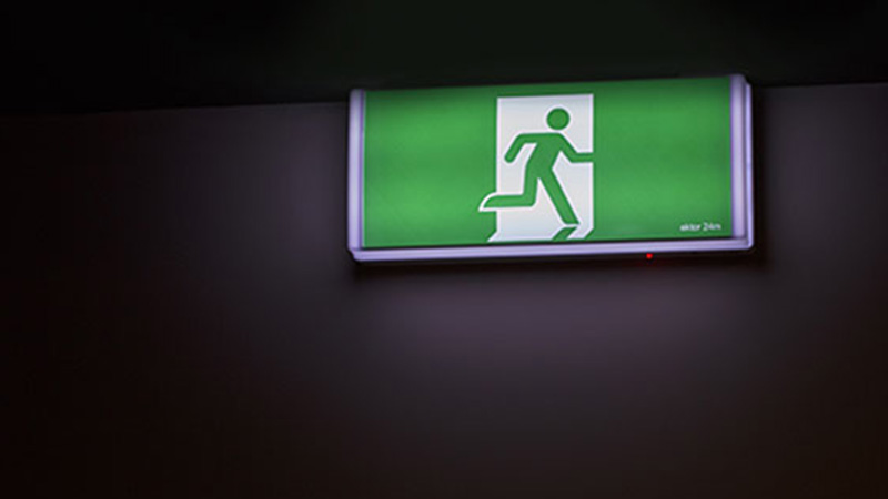 集中控制型消防应急灯与智能疏散系统有什么区别？